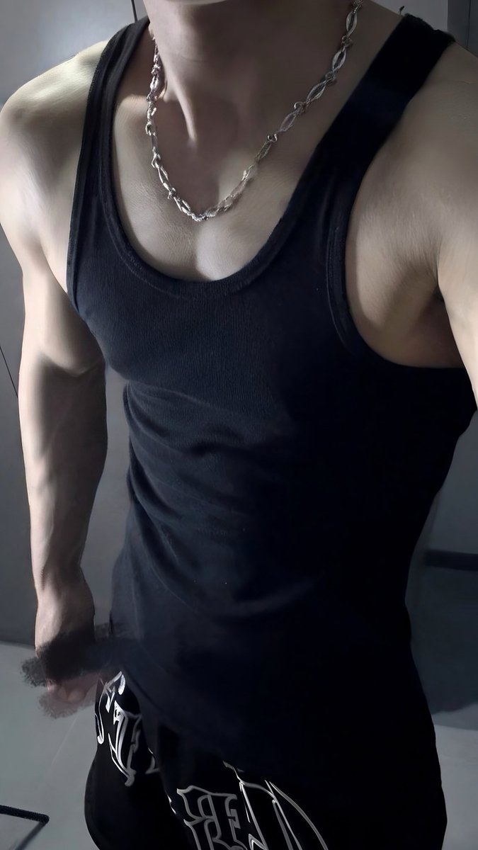 抬起头，看着我
#腹肌大鸡吧 #190体育生 #武汉