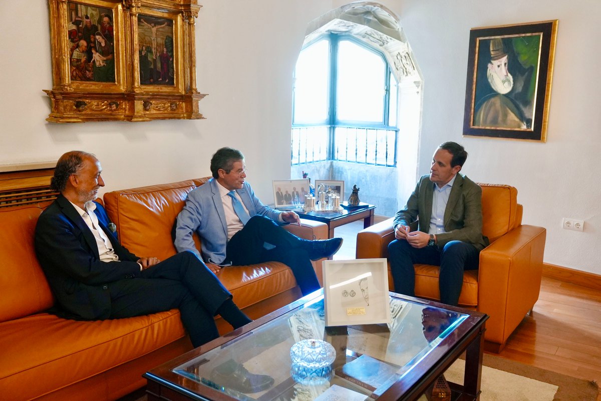 DiputaciónValladolid (@dip_va) on Twitter photo El presidente <a href="/Conrado_Iscar/">Conrado Íscar</a> mantiene un encuentro de trabajo con el presidente <a href="/CEOEValladolid/">CEOE Valladolid</a>, Carlos Magdaleno.
Durante la reunión han explorado nuevas iniciativas entre ambas instituciones.
🤝 Con el fin de seguir impulsando el desarrollo económico y la consolidación del El presidente <a href="/Conrado_Iscar/">Conrado Íscar</a> mantiene un encuentro de trabajo con el presidente <a href="/CEOEValladolid/">CEOE Valladolid</a>, Carlos Magdaleno.
Durante la reunión han explorado nuevas iniciativas entre ambas instituciones.
🤝 Con el fin de seguir impulsando el desarrollo económico y la consolidación del