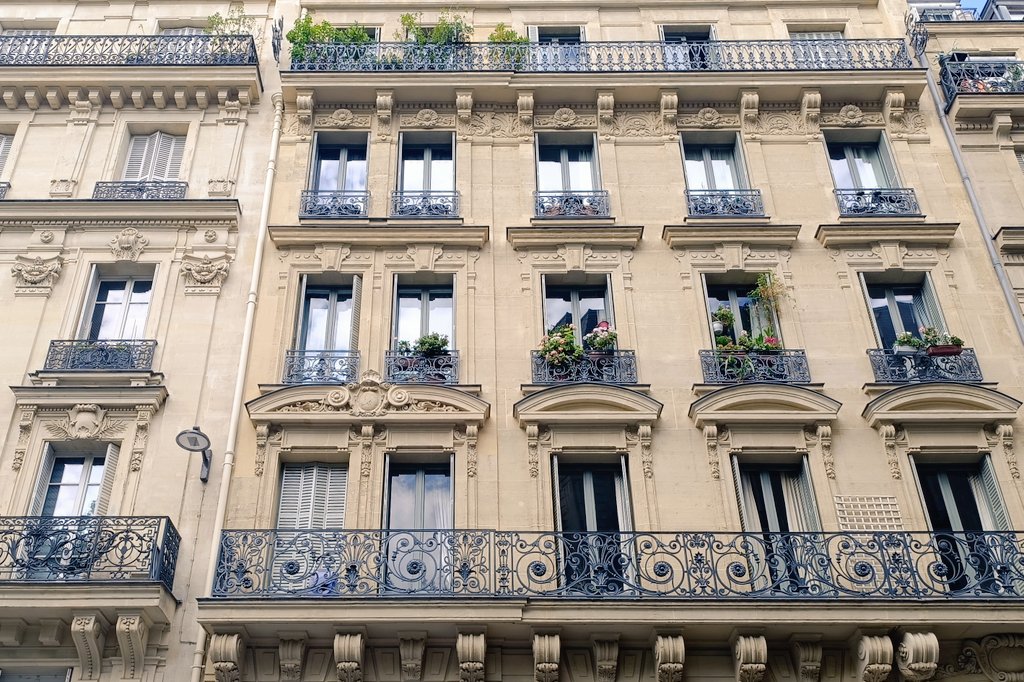 L'incroyable beauté des façades haussmanniennes, qualité de la taille de pierre, élégance des ferronneries, justesse des proportions... tout est parfait, jusqu'à l'unité dans la diversité.