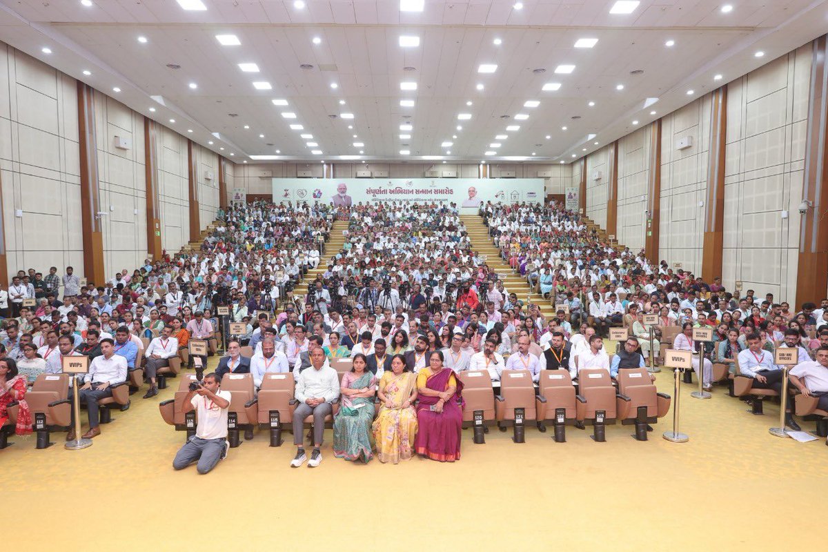 માન. મુખ્યમંત્રીશ્રીના વરદ્હસ્તે વર્તમાન તથા તત્કાલિન કલેકટરશ્રીને સંપૂર્ણતા અભિયાન સન્માન સમારોહ અંતર્ગત એસ્પિરેશનલ બ્લોક પ્રોગ્રામ અન્વયે જિલ્લાના થરાદ બ્લોકને વિવિધ માપદંડો ના લક્ષ્યાંકોમાં વિશિષ્ટ સિદ્ધિઓ હાંસલ કરવા બદલ ગોલ્ડ મેડલ અને પ્રમાણપત્ર દ્વારા સન્માનિત કરવામાં આવ્યા.