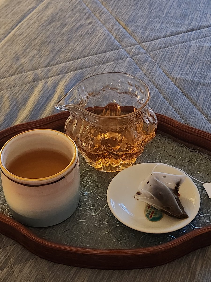 납작복숭아 숙우.. 넘 귀여븜..
감기 때문에 생보이차 냉침이 아니라 뜨끈하게 우려마시는데 넘 조쿤..