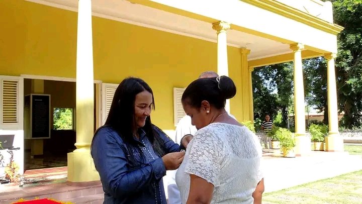 Muchas felicidades a nuestra Gobernadora  <a href="/YanetsyTerry/">Yanetsy Terry Gutiérrez</a>    quien fue reconocida y estimulada por su labor y la del Gobierno en #ProvinciaGranma en la Atención a los Combatientes de la Revolución Cubana. 
¡Es mucho lo que nuestros combatientes merecen!