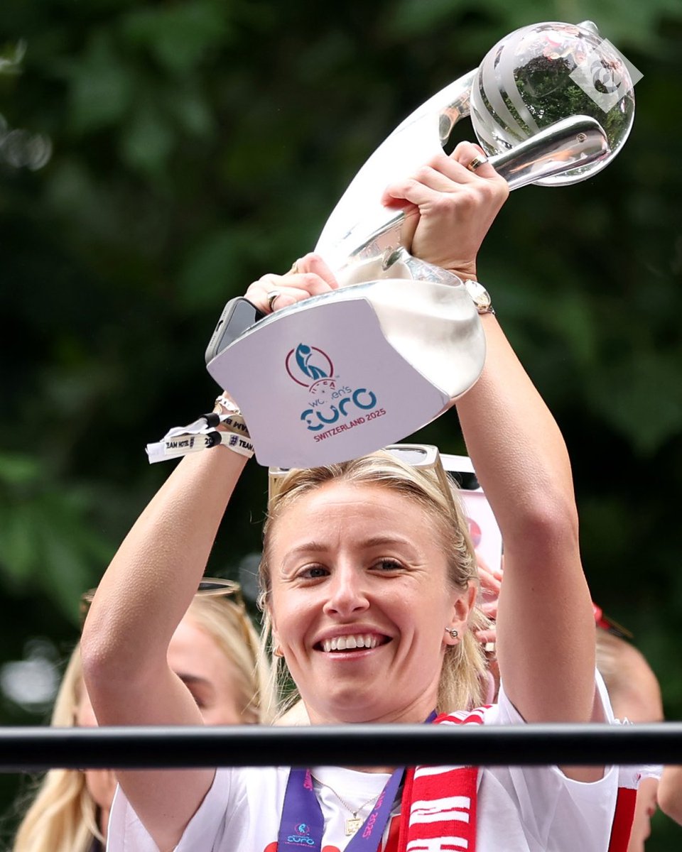 ©️ Captain Fantastic! 

Leah Williamson presents the #WEURO2025 trophy to the thousands on The Mall