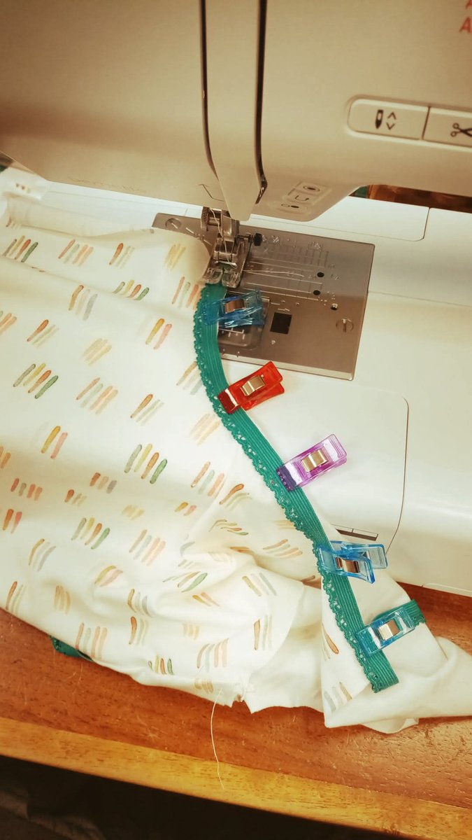 Point couture🧵
Tu râles, tu souffles, tu t’énerves, mais à la fin tu piques avec amour… et un peu de haine aussi, après avoir brisé deux aiguilles., faut pas mentir ! 
Mais bon ...Lorsque la couture te passionne,
😅
