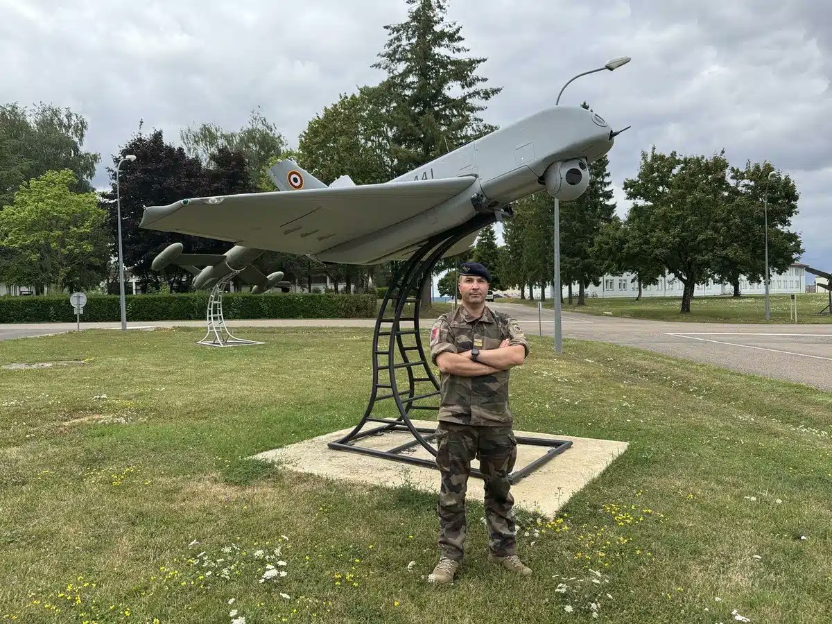 🇫🇷🇺🇦 En #Ukraine, "les changements technologiques sont brutaux : de nouveaux drones, avec des usages améliorés, apparaissent tous les trois à quatre mois. Les combattants codent, recodent, font évoluer les logiciels de leurs drones… et ils les réparent dans les tranchées.