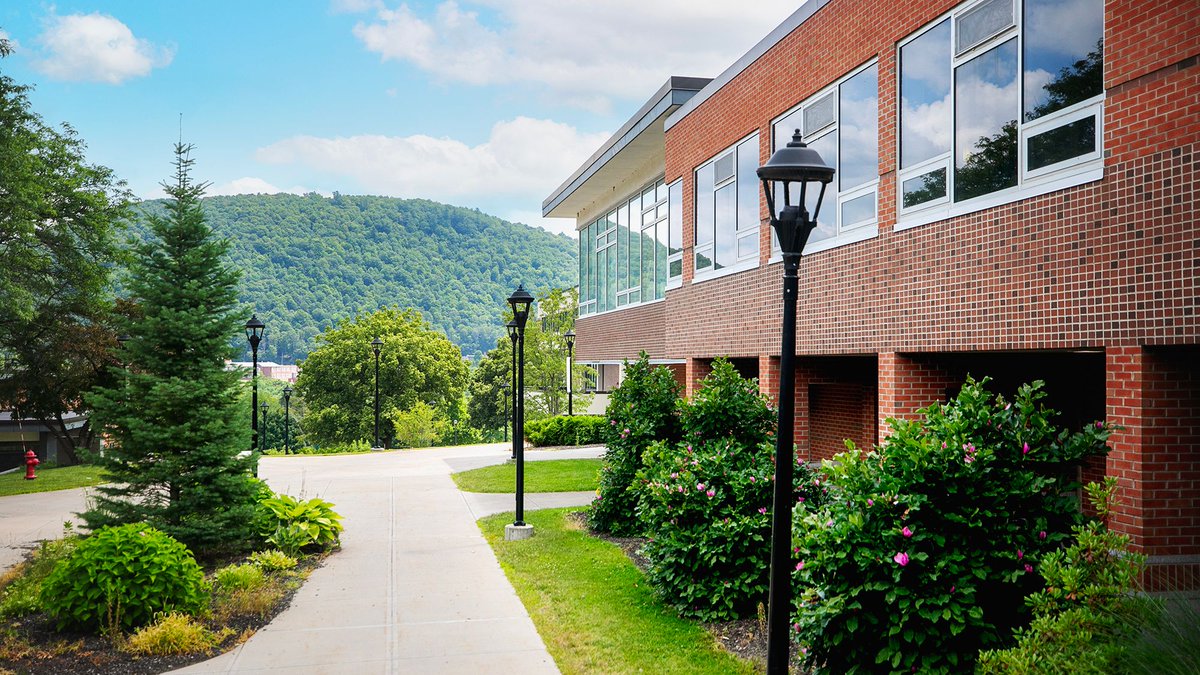 Is it just us, or does #SUNYDelhi have the prettiest setting for a college campus? Hit ❤️ if you agree we're lucky to live, learn, and work here in the lush #CatskillMountains! 🌳🌲☀️