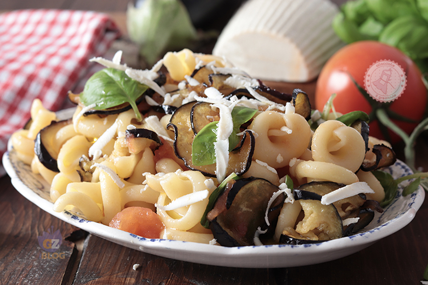 PASTA FREDDA ALLA NORMA un classico ma in versione fredda... l'avrò preparata giusta o i siciliani mi uccideranno?

RICETTA:
blog.giallozafferano.it/allacciateilgr…

#allacciateilgrembiule