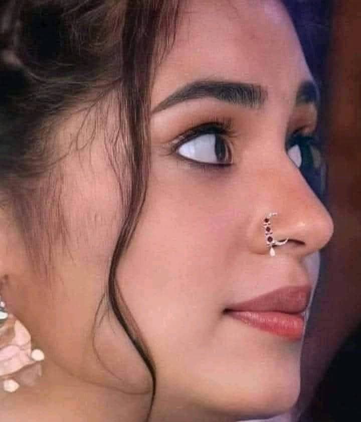 اس سُنار کی قبر پر نور کی برسات ہو
جس نے صنف ِنازک کی نتھلی ایجاد کی