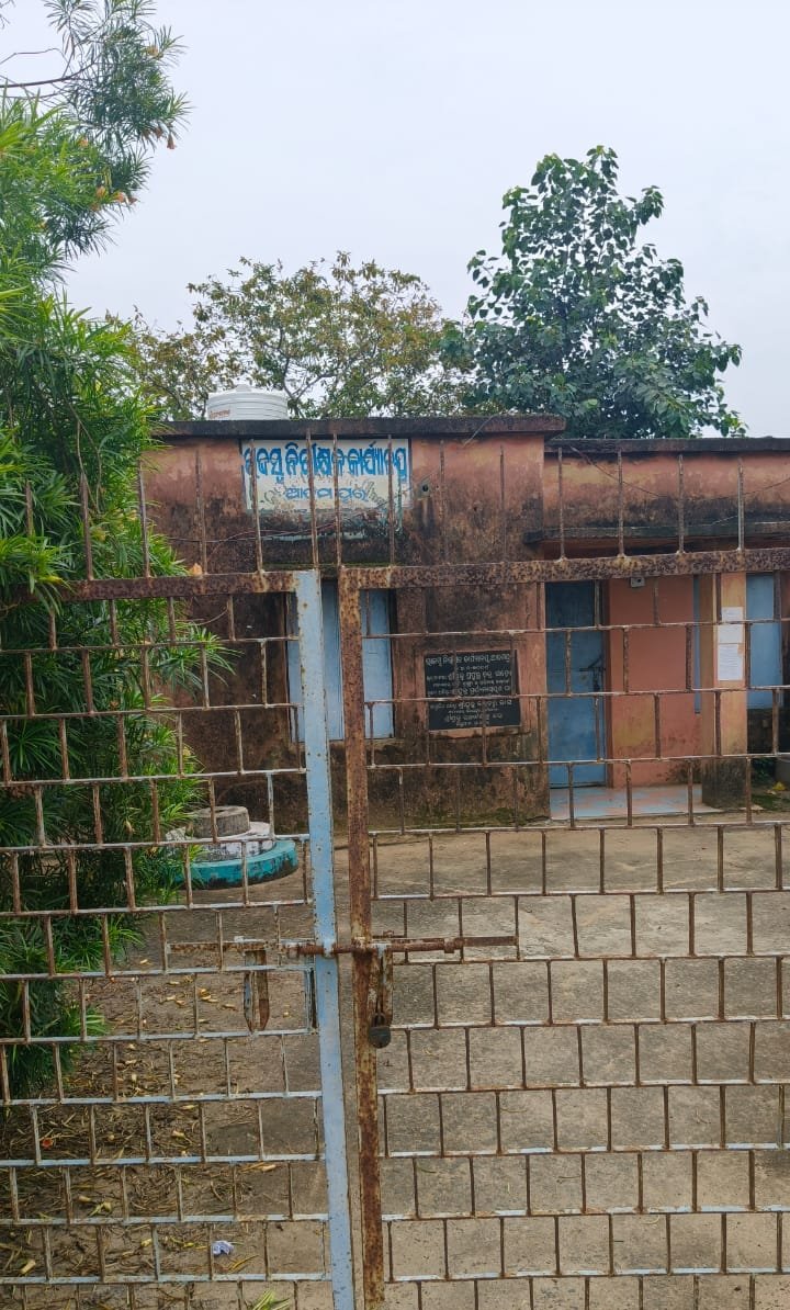 pepole_of's tweet photo. ଯାଜପୁର ଜିଲ୍ଲା ଅନ୍ତର୍ଗତ ରସୁଲପୁର ତହସିଲ ର ଅଦମପୁର RI OFFICE ଦୀର୍ଘ ୮ ଦିନ ହେଲାଣି ତାଲା ପଡିଛି l RI MADAM ଛୁଟି ରେ ଥିବାରୁ ବହୁତ ଗୁରୁତ୍ବପୂର୍ଣ୍ଣ କାମ ଅଟକି ରହିଛି l ବିକଳ୍ପ ବ୍ୟବସ୍ଥା ଯଥାଶୀଘ୍ର କରିବାକୁ ଅନୁରୋଧ ଯାହାଫଳରେ ଲୋକମାନେ ଉପକୃତ ହେବେ l
@dm_jajpur @CMO_Odisha @IPR_Odisha @rdmodisha @MohanMOdisha https://t.co/UzotfTY29F