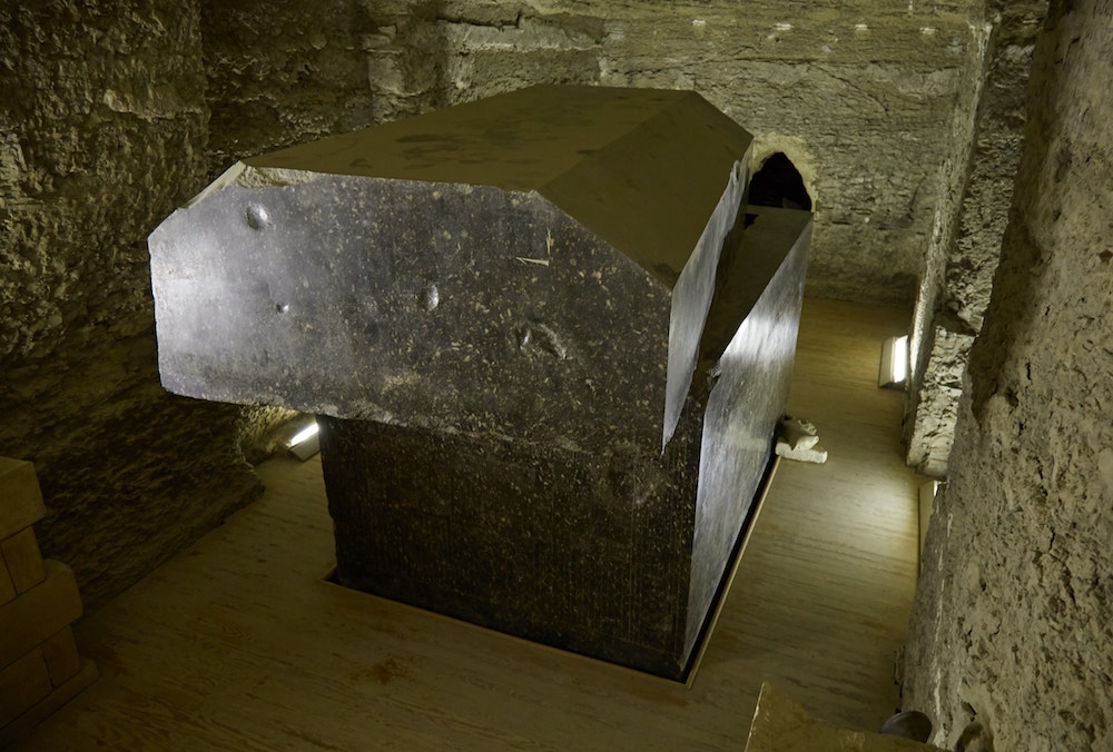 ForzaVeenstra's tweet image. 24 granite boxes. 70–100 tons each. One sealed tight—blown open with dynamite 1000 yrs later. The other 23? Slightly ajar, 0 scarring. No remains ever found.
Space-age precision (&amp;lt;0.1 mm) in pre-dynastic tunnels.
Time to reverse engineer the Serapeum
#RetroEngineering #AIforTruth