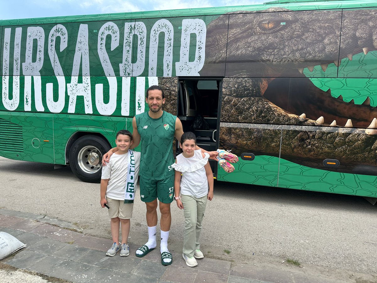 Erzurum'da Timsah'a sevgi seli!
Bursa'dan arabayla gelen Şahin ailesinin çocukları, Bursaspor'un antrenmanın izledi ve futbolcularla tanışıp fotoğraf çektirdi...
sporbursa.tr/timsaha-sevgi-…