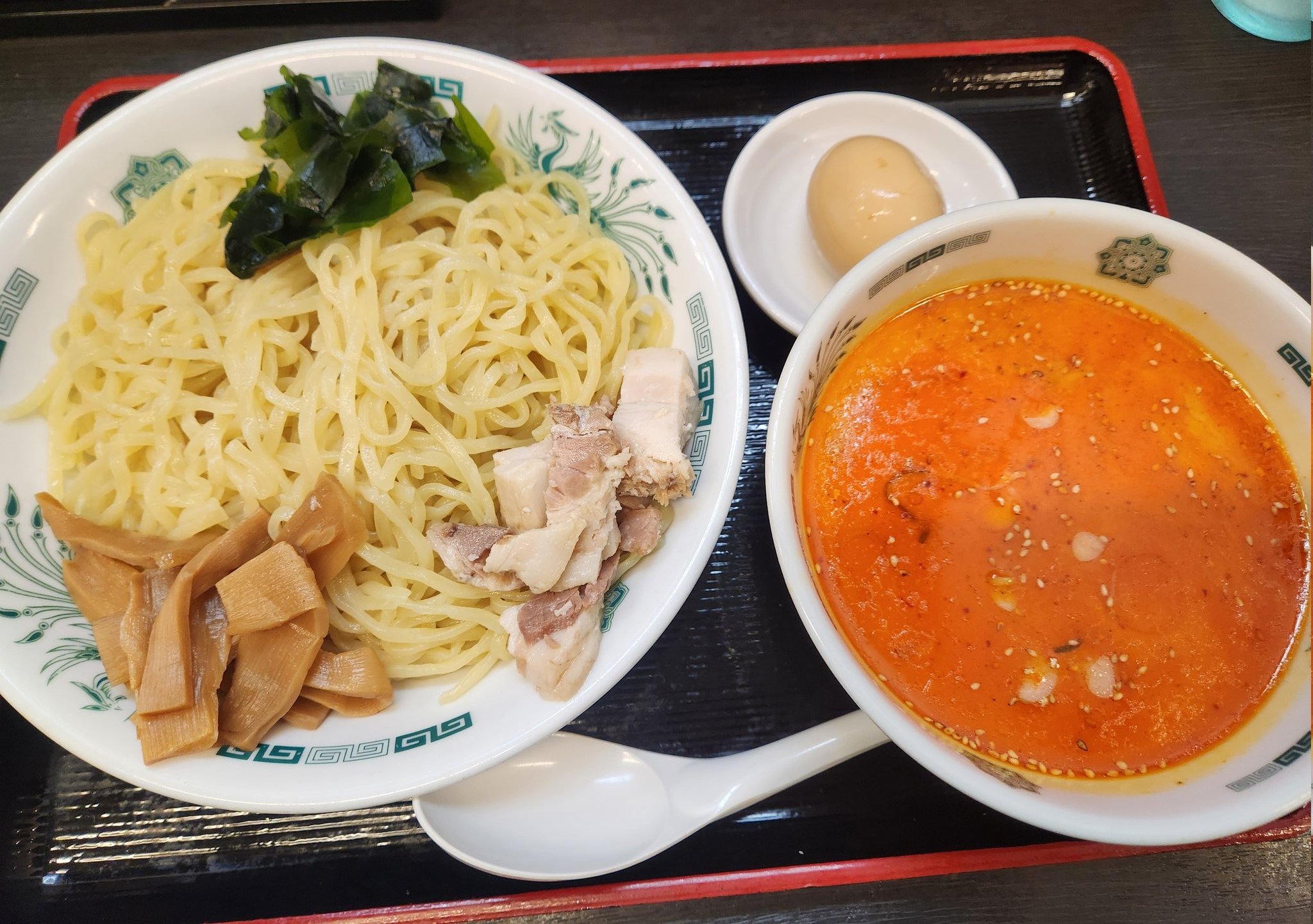 ご飯ですよっ！ おはようございます☁️ 低い雲☁️が拡がって、気温的には