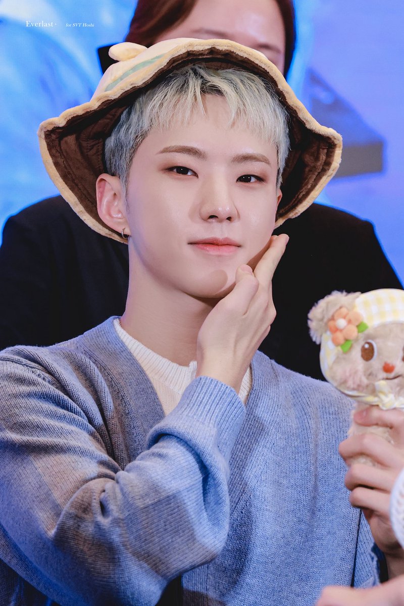 250729 상하이팬싸 

거울아 거울아🪞

#세븐틴 #SEVENTEEN #SVT #호시 #HOSHI #ホシ #순영

<a href="/pledis_17/">세븐틴(SEVENTEEN)</a>