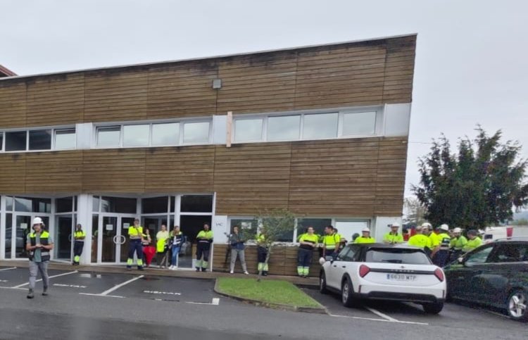 ⚫ Muxikako lan-istripuan hildako langilea gogoan izan genuen atzo Ebakin.

Errelebo bakoitzean ordubeteko geldialdia egin zen komiteak deituta.

2025ean dagoeneko 43 behargin hil dira Euskal Herrian lan-istripuz.

#NahikoaDa
#LanIstripuGehiagorikEZ
#PrekarietateaHiltzailea