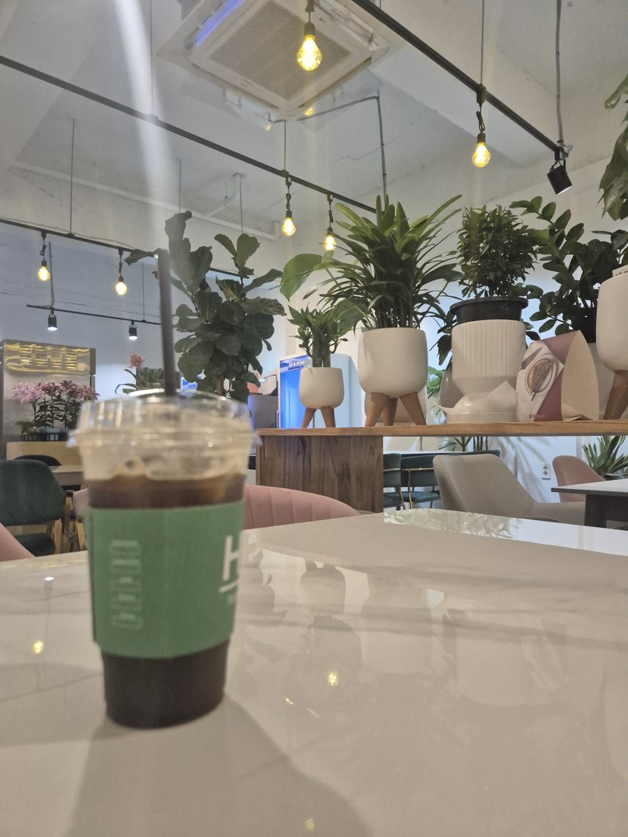 아조씨들 피해서 크으피 한잔 하는 중 ㅜㅜ @,,@