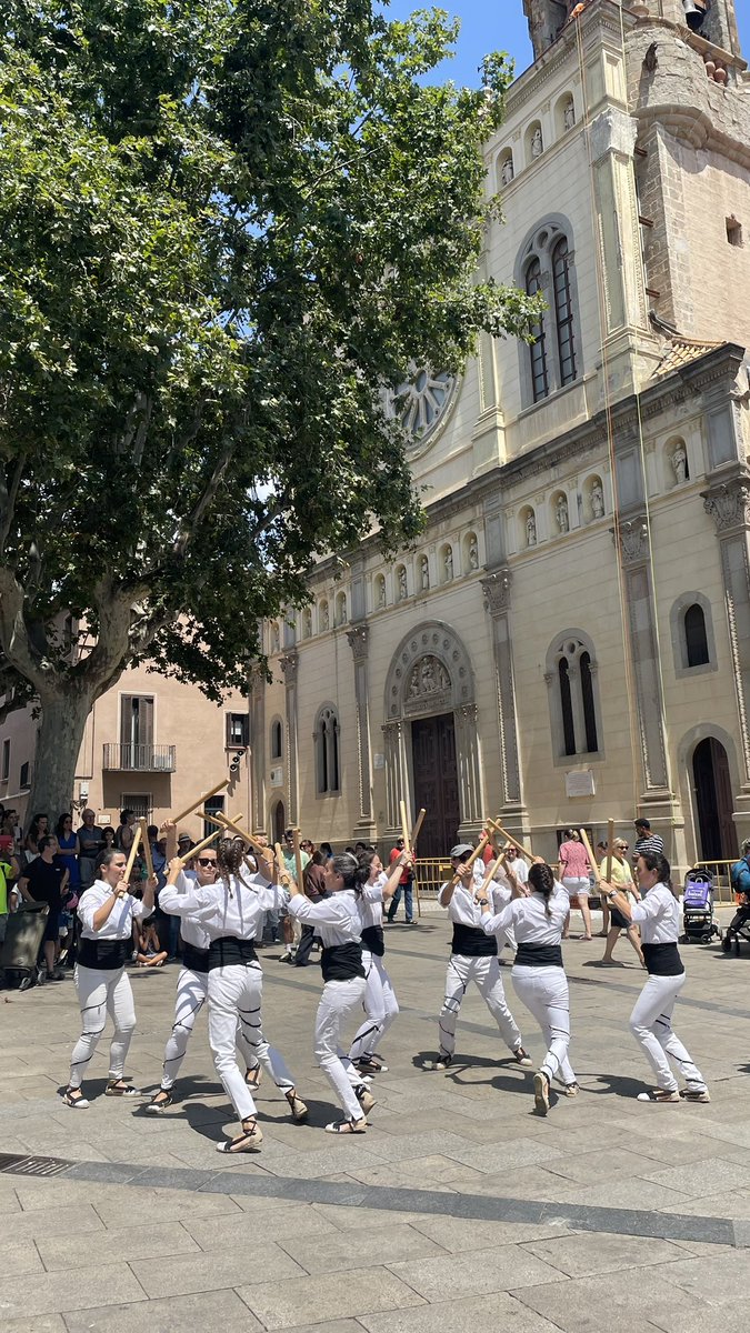 lessantesmataro's tweet image. Últim dia de #LesSantes amb el tradicional Ball de Bastons. Cultura tradicional i vermut gentilesa de cellers de Mataró