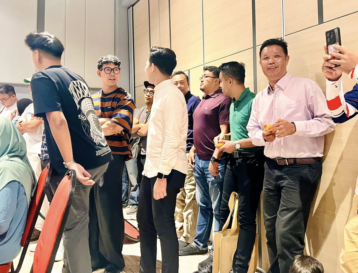 md_zuwairi's tweet photo. upun terdapat pelabagai halangan dan bantahan dari rakan2 kabinet dari BN,GPS dan GRS sendiri.

Reformasi Malaysia 🇲🇾!

#RafiziRamli #AyuhMalaysia2.0 #Reformasi2.0 https://t.co/ovPWiL83Ph
