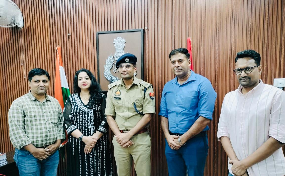आज दिनांक 29.07.2025 को ORS दिवस के अवसर पर RED FM की टीम द्वारा पुलिस उपायुक्त पूर्वी श्री सत्यजीत गुप्ता जी से पुलिस उपायुक्त कार्यालय पर शिष्टाचार भेंट की गई एवं फील्ड में ड्यूटी कर रहे पुलिसकर्मियों के लिए 7000 ORS के टेट्रा पैक RED FM द्वारा उपलब्ध कराये।