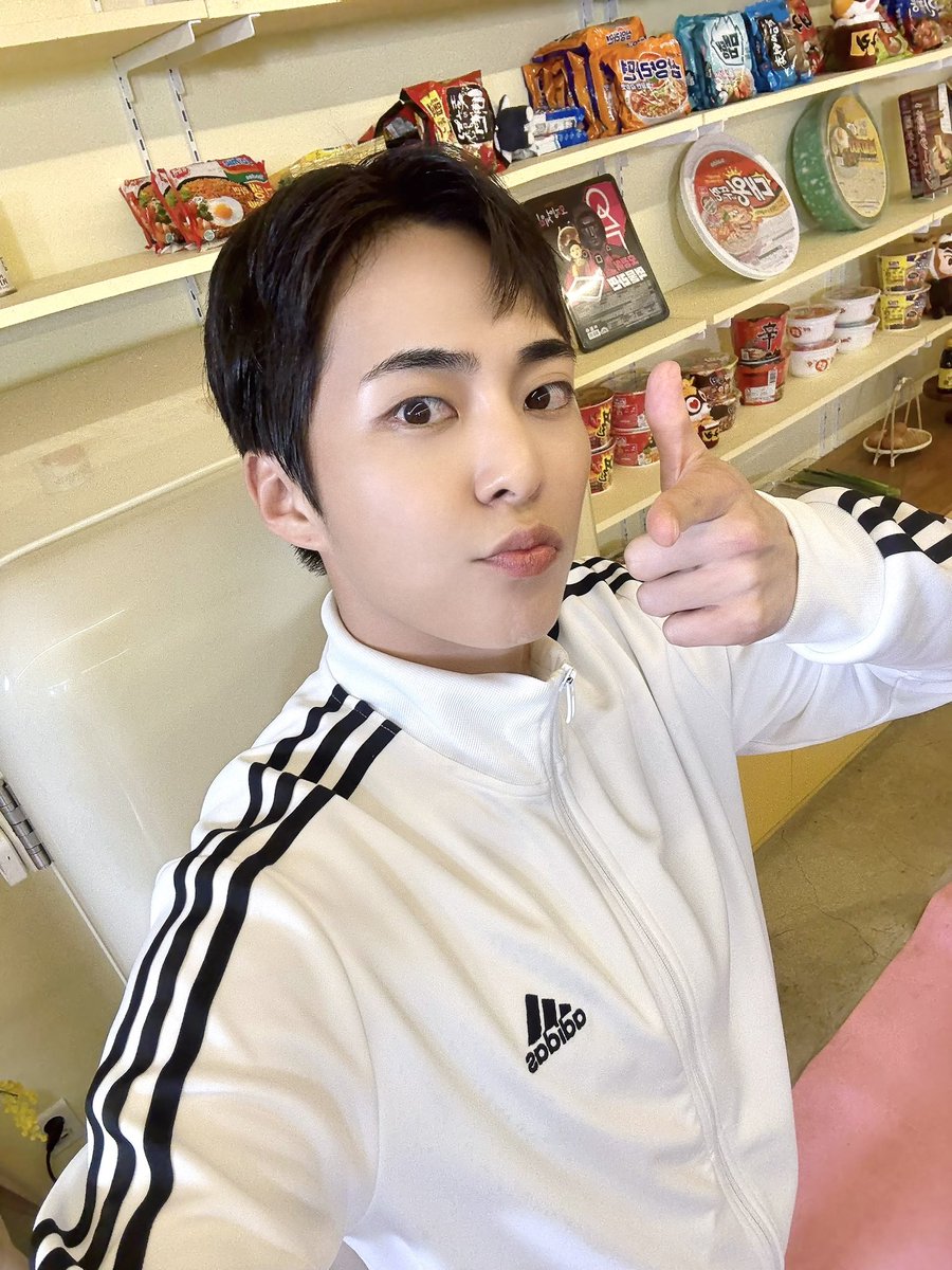 XIUMIN_INB100's tweet photo. 슈밍의 라면가게🍜

Stylish한 영훈이와 함께한 특별했던 시간!!✨
라면도 너무 맛있고 오늘은 슈밍 사장님도 배부르게 촬영 완료!😊

#시우민 #XIUMIN #슈밍의라면가게 https://t.co/9csxqOfpzK