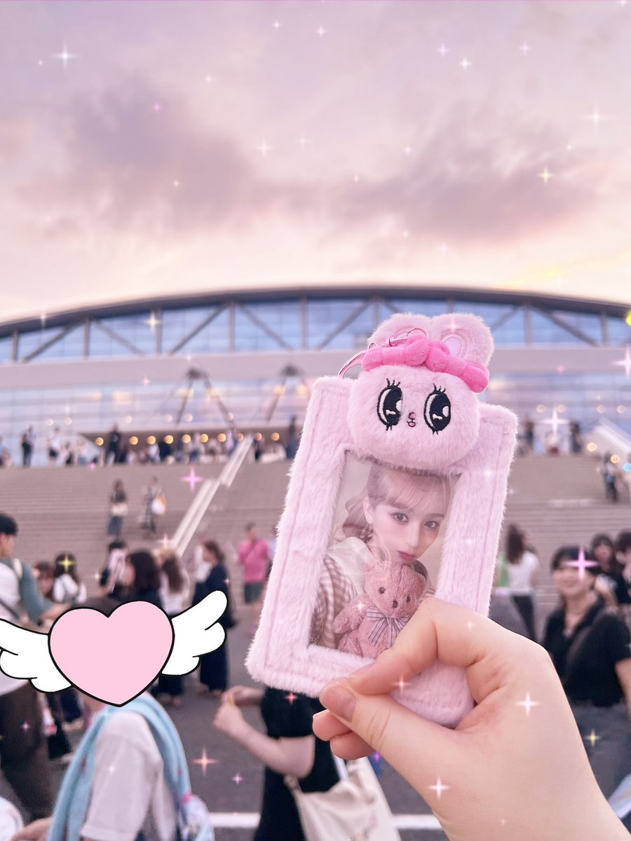kp__mmhh's tweet photo. 2025ME:I𝟭𝘀𝘁Arena Livetour This is ME:I
ビッグハット7.25／26
色々あったと思うけど、、、全部が良くて
ME:Iが詰まっていました！感動したー！
1日目アリーナですずちゃんのヘドバンが見れて
最高でした！
2日目はまさかのセンタースタンド
すずから手渡しでサインボール貰え涙🫶 https://t.co/Wns59AD8m7