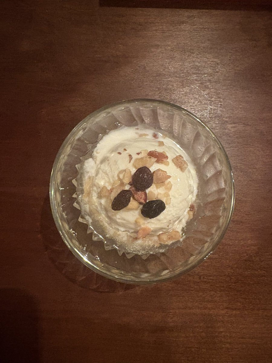 夏ですねぇ。
新メニュー始めました！

『ウイスキーバニラアイス』

バニラアイスにハニーウイスキーをかけて、ナッツとラムレーズンで彩ります。
夏の大人のアイスクリーム。

毎日暑過ぎるので皆さん熱中症にお気をつけて。
身体を内から冷やしたいときに是非お召し上がりください。