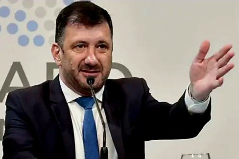 Caso Exsenador Edgardo Kueider. El Juez Rolando Duarte ordenó la detención preventiva con fines de extradición y de su secretaria Iara Guinsel. Son requeridos en la Argentina por supuesto lavado de activos. La pareja vive en un Dpto del Barrio San Vicente de Asunción.