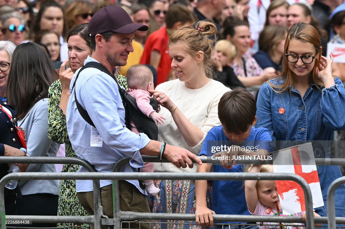 Princess Beatrice and her husband, Edoardo Mapelli Mozzi were seen with their children, Sienna, Athena and Christopher joins fans lining the Mall waiting to greet Lionesses 

📸 JUSTIN TALLIS