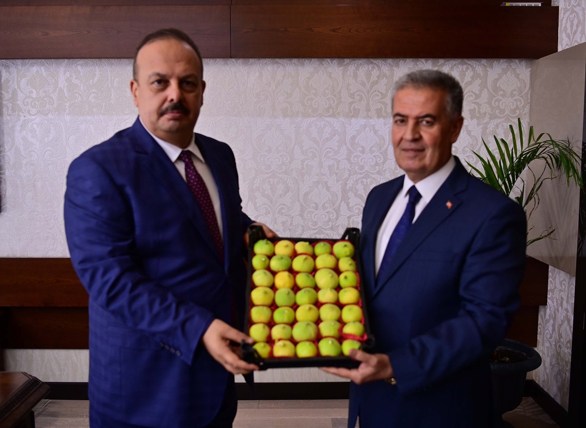 Buharkent Belediye Başkanı Mehmet Erol,

Vali <a href="/YakupCanbolat/">Yakup CANBOLAT</a>'ı makamında ziyaret etti.