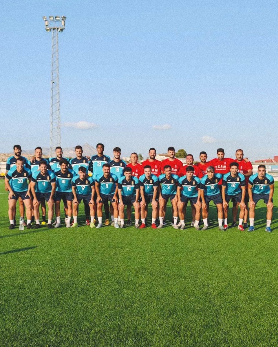 🏃 ¡𝐏𝐫𝐢𝐦𝐞𝐫𝐚 𝐬𝐞𝐬𝐢𝐨́𝐧 de entrenamiento!

Los jugadores del #AtléticoSantaCruz junto al cuerpo técnico tuvieron ayer la primera sesión de la pretemporada 2025/26.

¡Que ruede la pelotita! ⚽️