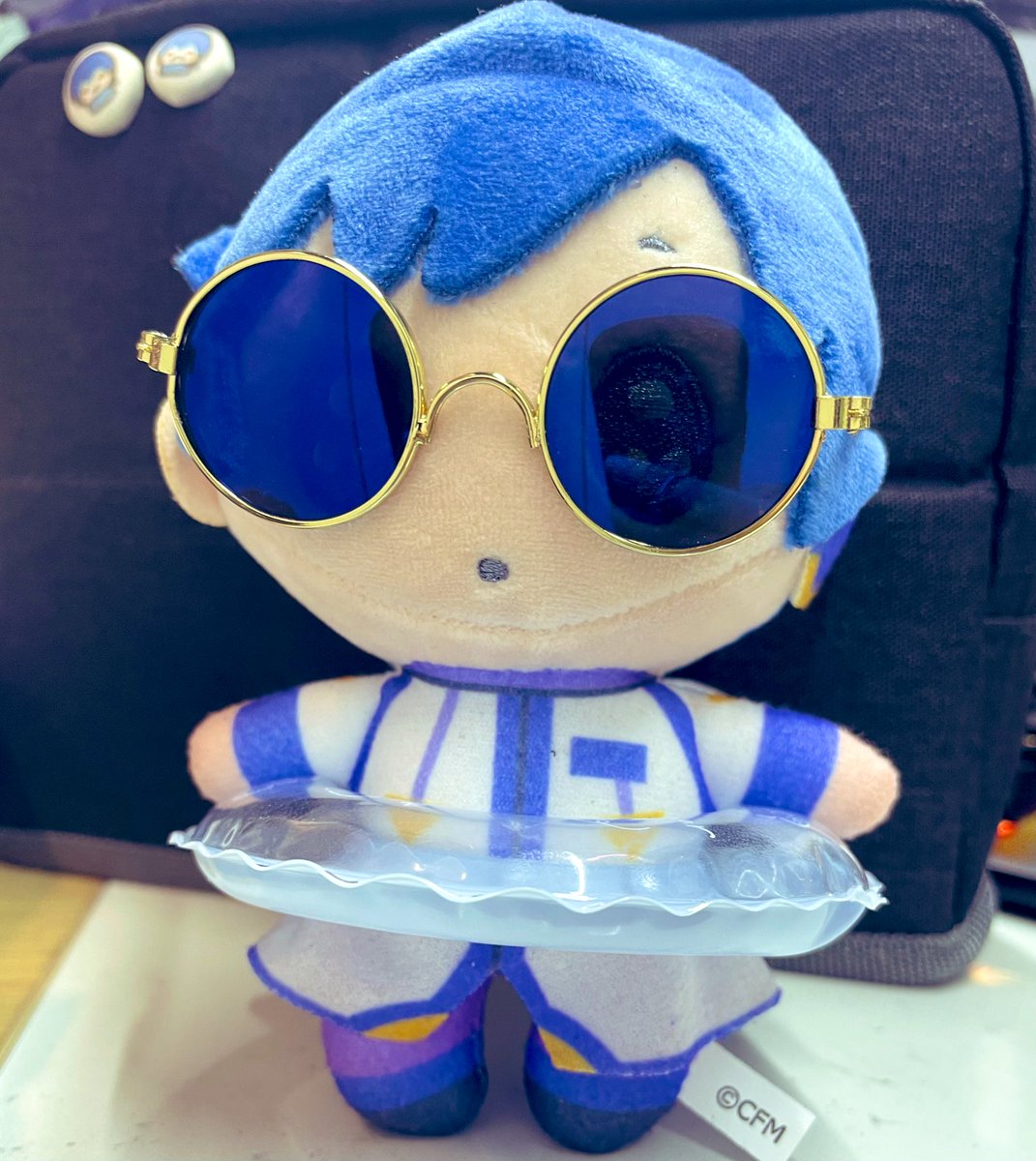 100均で可愛いのあったから思わず買ったらサングラスも相まって、プールにウッキウキのいのちになっちゃった…