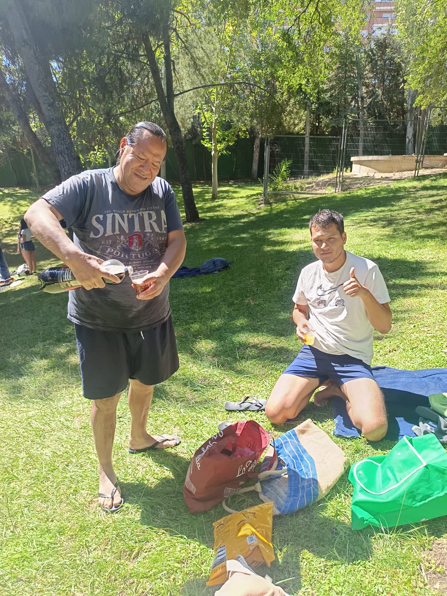 🌞🔥El verano sofocante expulsa a quienes no tienen casa de los espacios pensados para huir del calor.

🩱🏊🏾‍♀️Por eso, desde Realidades, volvemos a la piscina municipal para refrescarnos, compartir risas y disfrutar del verano como cualquiera.

🏡No tener hogar no debe excluir de