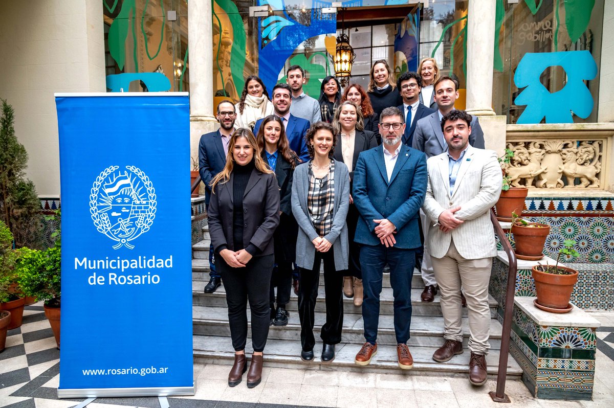 📌 El intendente <a href="/pablojavkin/">Pablo Javkin</a> recibió al Grupo <a href="/CARIjoven/">Grupo Joven CARI</a>  en Rosario 🇦🇷🌎
Conversaron sobre internacionalización, rol global de las ciudades y desafíos a futuro. La comitiva también se reunió con el equipo de RRII en el Museo Estévez.
#RosarioAbiertaAlMundo #Diplomacia #CARI