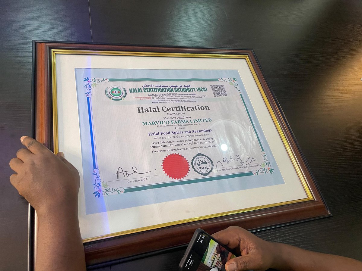 halalcertng's tweet photo. Halal Certification Authority Secretary General Dr. Ajani Sakirdeen @SakirdeenA presents #HalalCertificate to the management of @MarvicoFoods
#HalalCertified #BuyHalal #EatHalal https://t.co/xvo9f57D6k