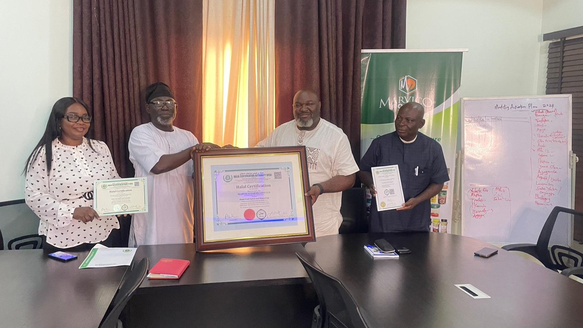 halalcertng's tweet photo. Halal Certification Authority Secretary General Dr. Ajani Sakirdeen @SakirdeenA presents #HalalCertificate to the management of @MarvicoFoods
#HalalCertified #BuyHalal #EatHalal https://t.co/xvo9f57D6k