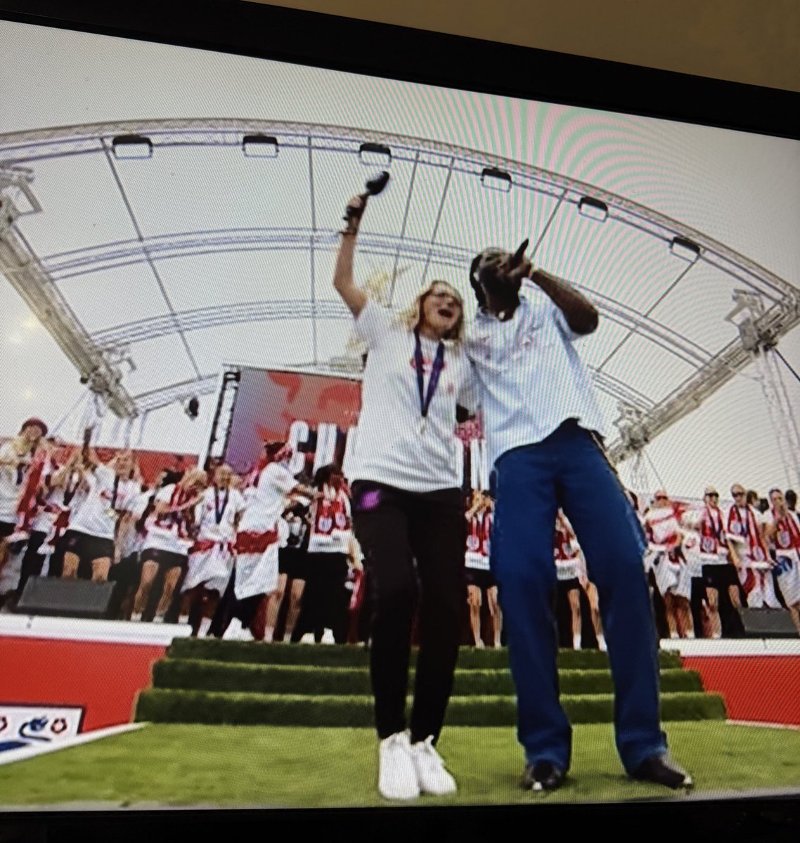 SARINA WIEGMAN &amp; BURNA BOY on stage singing together, the duo I didn’t know I needed omg😭

#Lionesses #womenseuros2025
#womensfootball