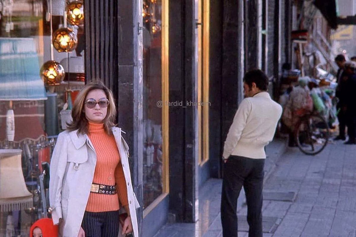 عکس یادگاری، تهران، خیابان شاهرضا

بعد از خیابان ویلا، نزدیک میدان فردوسی، اوایل دهه پنجاه 

عکس از <a href="/fardid27/">Fardid khadem</a>