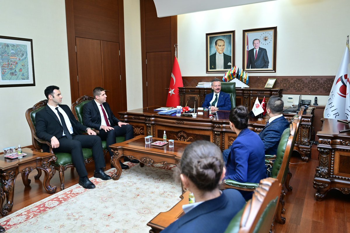 Hazine ve Maliye Başmüfettişi Ali Sarı, Hazine ve Maliye Müfettişi Özcan İşlek ile Müfettiş Yardımcıları Esra Altun, Buse Nur Köşker, Abdulbaki Miraç Terzi ve Furkan Kızılırmak, Valimiz Sayın Hüseyin Aksoy’u ziyaret etti.

<a href="/ValiAKSOY/">Hüseyin AKSOY</a> 
#Eskişehir