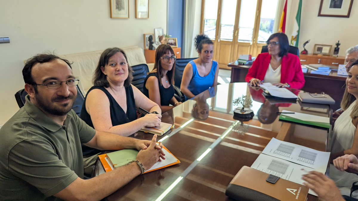 La delegada de <a href="/EducaAnd/">Consejería Desarrollo Educativo y FP</a>, <a href="/MariaJoseBaza/">Maria Jose Martin</a>, junto con técnicos de la delegación, se reúne con la alcaldesa del Cúllar y el AMPA “El Caño” del CEIP Hinojora, para abordar temas educativos del municipio. ¡Compromiso con la educación y el futuro de nuestros jóvenes! 📚🤝