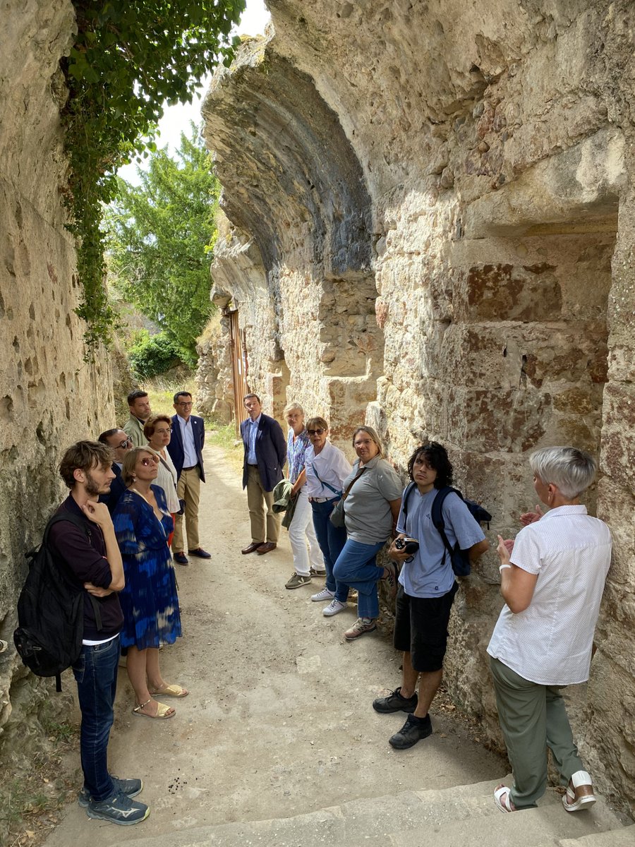 #patrimoine Découverte de notre patrimoine - le Château de Hérisson 
Pour vos vacances en #allierbourbonnais découvrez les vestiges de l'ancienne forteresse des Ducs de Bourbon à Hérisson.