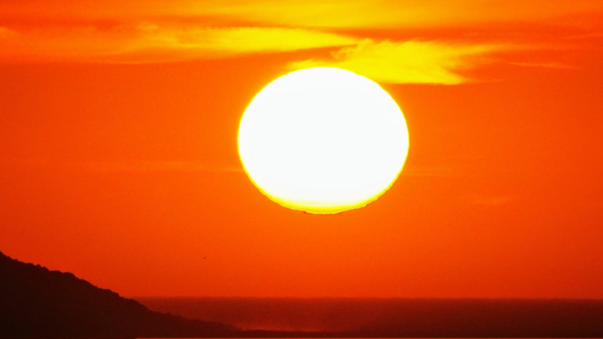k19ch1's tweet photo. 7月29日
八丈島の夕暮れ
眩しい夕陽が
水平線日没まで楽しめた
台風の影響で荒波
ANA最終便は定刻就航
お疲れ様でした
#八丈島
#八丈島民
#宇喜多秀家公と豪姫の碑
#夕暮れ
#夕陽
#八丈島空港 #RJTH 
#JA73AN #全日空 https://t.co/yG2gDkCimY