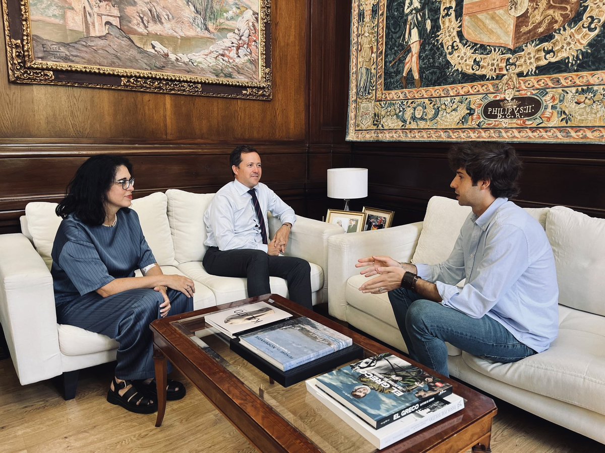 cvelazquezromo's tweet image. 🏫 Qué suerte tiene #Toledo y el colegio @dpastoratoledo de contar con docentes como Arturo Pareja.

Las familias de su colegio, sin decirle nada, decidieron presentar su candidatura entre más de 1.500 profesores de toda España… y la sorpresa llegó cuando fue seleccionado como…