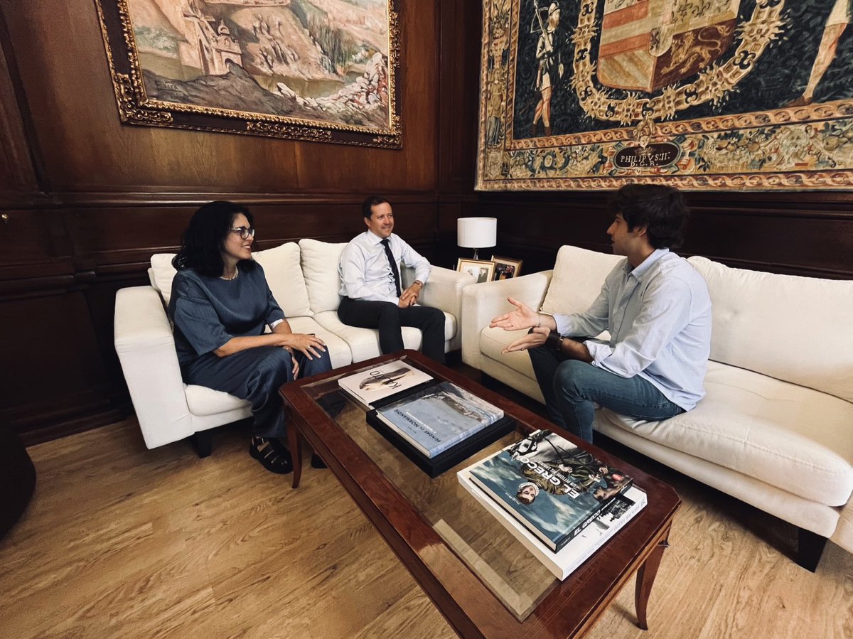 cvelazquezromo's tweet image. 🏫 Qué suerte tiene #Toledo y el colegio @dpastoratoledo de contar con docentes como Arturo Pareja.

Las familias de su colegio, sin decirle nada, decidieron presentar su candidatura entre más de 1.500 profesores de toda España… y la sorpresa llegó cuando fue seleccionado como…