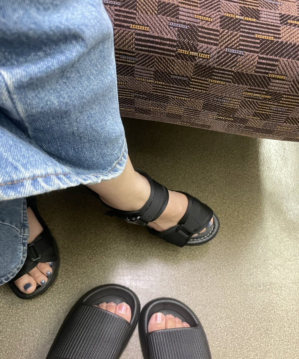 hijirika1229's tweet image. 靴ぶち壊れてコンビニ行く格好で帰ってる(；；)