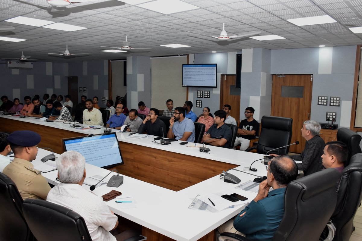 મોરબીમાં સરકારી બાંધકામોના સ્ટ્રકચરલ &amp; પબ્લિક સેફટી બાબતે સમીક્ષા બેઠક યોજાઈ

લોકોની સુરક્ષા અને સલામતી બાબતે પૂરતી તકેદારી રાખવા સંબંધિત વિભાગોને સૂચનાઓ અપાઈ

ક્ષતિગ્રસ્ત સરકારી ઈમારતો,આવાસો, દવાખાના, આંગણવાડી, શાળાઓ સહિત અંગે અહેવાલ રજૂ કરવા કલેક્ટરશ્રીની અધિકારીઓને સુચના