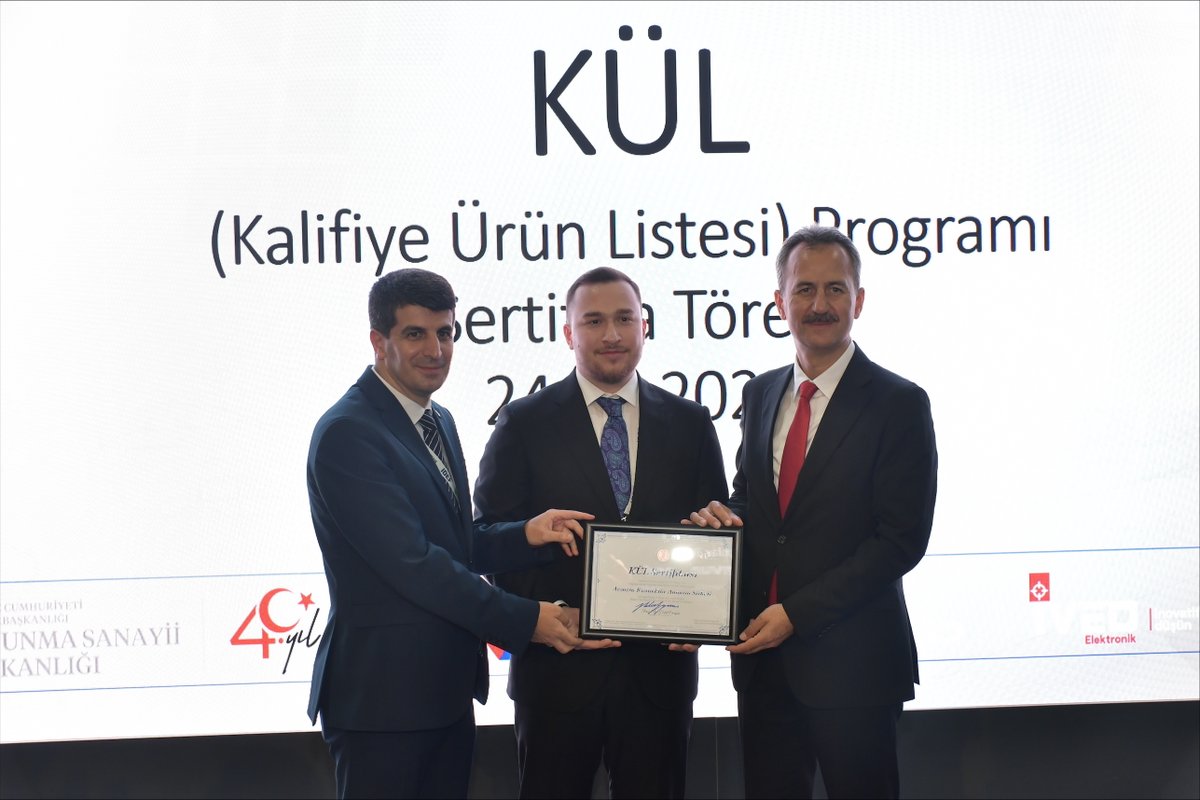 MSI_Dergisi's tweet photo. ARMSTO’dan, IDEF 2025’te 3 Önemli Başarı

Askeri konnektör üreticisi ARMSTO, IDEF 2025’te üç önemli başarıya imza attı. Firma, Roketsan’la Millileştirme Mutabakat Zaptı imzalarken; ASELSAN tarafından verilen “Köklerinden Dünyaya” ödülüne layık görüldü ve Savunma Sanayii Başkanlığı (SSB) tarafından oluşturulan Kalifiye Ürün Listesi (KÜL) Programına dahil edildi.

Savunma ve havacılık sektörlerinin yüksek gereksinimlerini karşılamak amacıyla çalışmalarını sürdüren ARMSTO, 22–27 Temmuz tarihleri arasında İstanbul Fuar Merkezi’nde düzenlenen 17’nci Uluslararası Savunma Sanayii Fuarı IDEF 2025’te, sahip olduğu ileri teknoloji ve güçlü mühendislik altyapısıyla yeni iş birliklerinin kapısını araladı.

“Savunma Sanayisindeki Yerlileştirme Hedeflerine Somut Bir Katkı”

ARMSTO ve VFK Yönetim Kurulu Başkanı Vefa Kuzu, Roketsan ile yüksek güvenilirlikli askeri bağlantı sistemlerinin millileştirilmesi amacıyla 24 Temmuz’da imzalanan mutabakat zaptının, artarak devam eden teknik iş birliğini daha yapısal ve ileri bir aşamaya taşıdığına dikkat çekti. Bu adımın, ARMSTO’nun sahadaki çözüm ortaklığını kurumsal bir zemine oturtmasının yanı sıra, savunma ve havacılık sanayisindeki yerlileştirme hedeflerine somut bir katkı sunduğunu ifade etti.

“Türkiye’de askeri konektörleri millileştirerek bu alanda ihracat başarısı elde etmiş olmak, yalnızca ticari değil, aynı zamanda stratejik de bir kazanım,” diyen Kuzu, ASELSAN’ın, 50. yılı kapsamında verdiği “Köklerinden Dünyaya” ödülünü almalarını, mühendislik kabiliyetlerinin bir yansıması olarak değerlendirdi. 23 Temmuz’da gerçekleştirilen ödül töreninde Vefa Kuzu, ödülünü, ASELSAN Genel Müdürü Ahmet Akyol’dan aldı.

Kalifiye Ürün Listesi’ne Giren İlk Firmalardan Biri Oldu

Kuzu, SSB tarafından uygulamaya alınan KÜL Programı ile savunma ve havacılık sanayisinde uzun süredir ihtiyaç duyulan ve milli ürünlerin önünü açacak yapısal dönüşümün resmen başladığını vurguladı. Program kapsamında, SSB tarafından kalifiye edilen ürünlerin vakıf şirketleri başta olmak üzere tüm savunma ve havacılık sanayisinde doğrudan, tereddütsüz ve özgürce kullanılabileceğini belirten Kuzu, şu ifadeleri kullandı:

“Bu sistem sayesinde millileştirilmiş ürünlerin her kurumda farklı prosedürlere ve teknik yorumlara takılarak zaman kaybetmesi, ithalata mecbur bırakılması ve firmaların sürekli yeniden ispat yüküyle boğuşması sona eriyor. Bizler de programın ilk sertifikasını alarak önemli bir başarıya daha imza attık. Sertifikayı, Savunma Sanayii Başkanımız Prof. Dr. Haluk Görgün ve Savunma Sanayii Başkan Yardımcımız Sn. İhsan Kaya’nın elinden almak bizim için büyük bir onur ve gurur kaynağı oldu. Savunma ve havacılık sanayisinde kalıcı, katma değerli ve dünya ölçeğinde işler üretmeye devam edeceğiz. Yeni teknolojilerle, daha büyük hedeflere yürümeye kararlıyız.”

KÜL Programı Sertifika Töreni, 24 Temmuz tarihinde IDEF 2025 kapsamında gerçekleştirildi.

Habere web sitemizden de ulaşabilirsiniz: https://t.co/SL2mx7uGRp

@armsto_official @VefaKuzu 

#IDEF2025 #ARMSTO #savunmavehavacılık