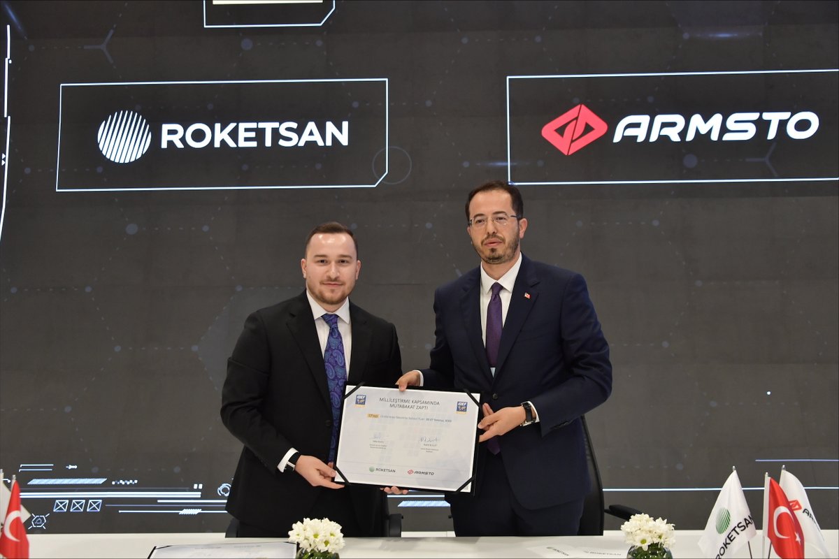 MSI_Dergisi's tweet photo. ARMSTO’dan, IDEF 2025’te 3 Önemli Başarı

Askeri konnektör üreticisi ARMSTO, IDEF 2025’te üç önemli başarıya imza attı. Firma, Roketsan’la Millileştirme Mutabakat Zaptı imzalarken; ASELSAN tarafından verilen “Köklerinden Dünyaya” ödülüne layık görüldü ve Savunma Sanayii Başkanlığı (SSB) tarafından oluşturulan Kalifiye Ürün Listesi (KÜL) Programına dahil edildi.

Savunma ve havacılık sektörlerinin yüksek gereksinimlerini karşılamak amacıyla çalışmalarını sürdüren ARMSTO, 22–27 Temmuz tarihleri arasında İstanbul Fuar Merkezi’nde düzenlenen 17’nci Uluslararası Savunma Sanayii Fuarı IDEF 2025’te, sahip olduğu ileri teknoloji ve güçlü mühendislik altyapısıyla yeni iş birliklerinin kapısını araladı.

“Savunma Sanayisindeki Yerlileştirme Hedeflerine Somut Bir Katkı”

ARMSTO ve VFK Yönetim Kurulu Başkanı Vefa Kuzu, Roketsan ile yüksek güvenilirlikli askeri bağlantı sistemlerinin millileştirilmesi amacıyla 24 Temmuz’da imzalanan mutabakat zaptının, artarak devam eden teknik iş birliğini daha yapısal ve ileri bir aşamaya taşıdığına dikkat çekti. Bu adımın, ARMSTO’nun sahadaki çözüm ortaklığını kurumsal bir zemine oturtmasının yanı sıra, savunma ve havacılık sanayisindeki yerlileştirme hedeflerine somut bir katkı sunduğunu ifade etti.

“Türkiye’de askeri konektörleri millileştirerek bu alanda ihracat başarısı elde etmiş olmak, yalnızca ticari değil, aynı zamanda stratejik de bir kazanım,” diyen Kuzu, ASELSAN’ın, 50. yılı kapsamında verdiği “Köklerinden Dünyaya” ödülünü almalarını, mühendislik kabiliyetlerinin bir yansıması olarak değerlendirdi. 23 Temmuz’da gerçekleştirilen ödül töreninde Vefa Kuzu, ödülünü, ASELSAN Genel Müdürü Ahmet Akyol’dan aldı.

Kalifiye Ürün Listesi’ne Giren İlk Firmalardan Biri Oldu

Kuzu, SSB tarafından uygulamaya alınan KÜL Programı ile savunma ve havacılık sanayisinde uzun süredir ihtiyaç duyulan ve milli ürünlerin önünü açacak yapısal dönüşümün resmen başladığını vurguladı. Program kapsamında, SSB tarafından kalifiye edilen ürünlerin vakıf şirketleri başta olmak üzere tüm savunma ve havacılık sanayisinde doğrudan, tereddütsüz ve özgürce kullanılabileceğini belirten Kuzu, şu ifadeleri kullandı:

“Bu sistem sayesinde millileştirilmiş ürünlerin her kurumda farklı prosedürlere ve teknik yorumlara takılarak zaman kaybetmesi, ithalata mecbur bırakılması ve firmaların sürekli yeniden ispat yüküyle boğuşması sona eriyor. Bizler de programın ilk sertifikasını alarak önemli bir başarıya daha imza attık. Sertifikayı, Savunma Sanayii Başkanımız Prof. Dr. Haluk Görgün ve Savunma Sanayii Başkan Yardımcımız Sn. İhsan Kaya’nın elinden almak bizim için büyük bir onur ve gurur kaynağı oldu. Savunma ve havacılık sanayisinde kalıcı, katma değerli ve dünya ölçeğinde işler üretmeye devam edeceğiz. Yeni teknolojilerle, daha büyük hedeflere yürümeye kararlıyız.”

KÜL Programı Sertifika Töreni, 24 Temmuz tarihinde IDEF 2025 kapsamında gerçekleştirildi.

Habere web sitemizden de ulaşabilirsiniz: https://t.co/SL2mx7uGRp

@armsto_official @VefaKuzu 

#IDEF2025 #ARMSTO #savunmavehavacılık