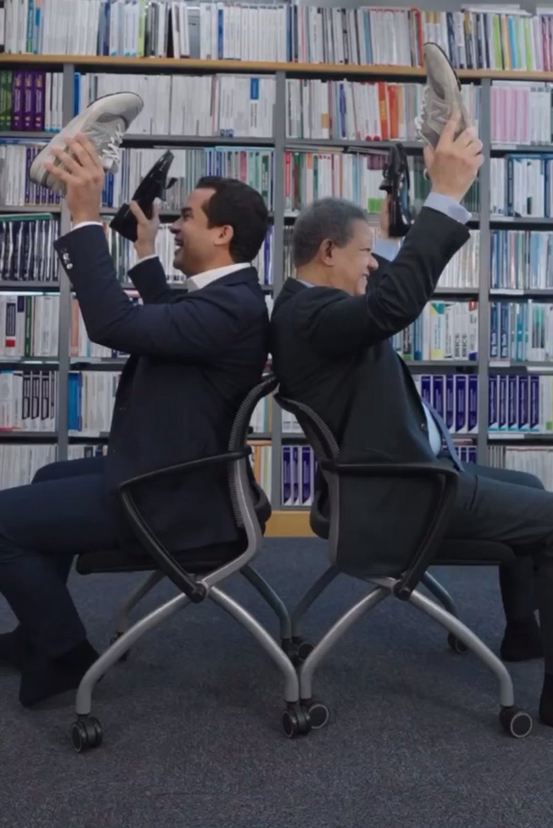 ¡Buenos días! Julio 29
Día de los Valores Humanos.

ENTRE TENNIS Y ZAPATOS

Simpático, y con una fuerte carga política, es como podemos catalogar el video del que todos hablan, que fue puesto a circular el pasado domingo, donde aparecen <a href="/LeonelFernandez/">Leonel Fernández</a> y <a href="/OmarLFernandez/">Omar Fernández</a>