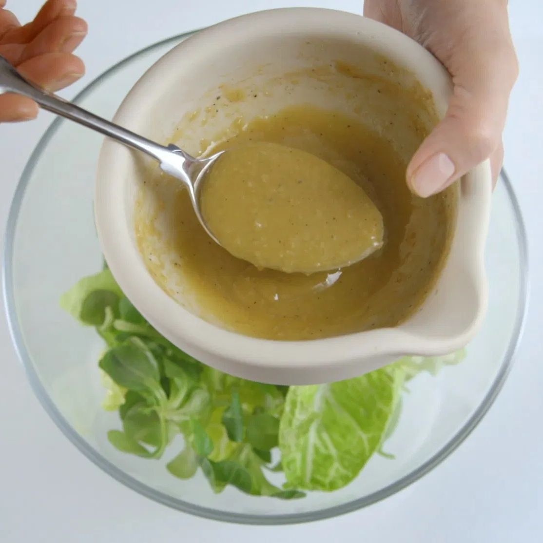 DeliaOnline's tweet image. Want to master a Basic Vinaigrette Dressing? Our Cookery School video shows you how - it’s simple, quick, and only needs a few ingredients.

Watch now 👉 l8r.it/l3y4

#howtocook #vinaigrette #saladdressing #easyrecipes #studentcooking #recipeoftheday #masterclass