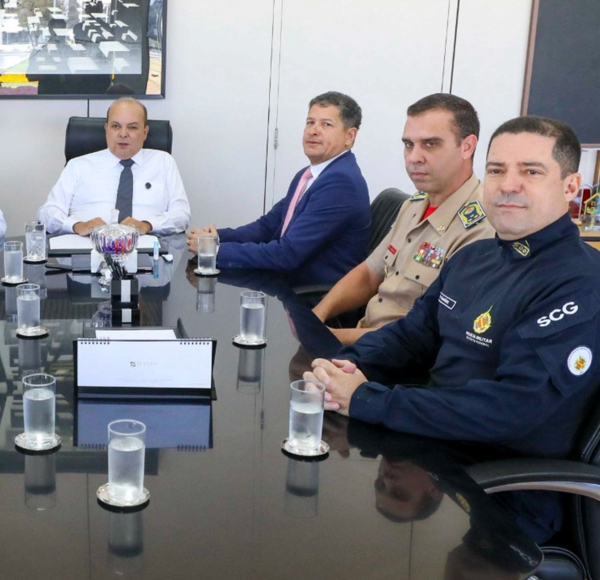 Bom dia! Mais valorização dos nossos heróis de farda! O governador Ibaneis autorizou a redução do interstício para 1.447 bombeiros e 807 policiais, totalizando 2.254 militares. É o reconhecimento das categorias, reduzindo o tempo que eles precisam cumprir para serem promovidos.