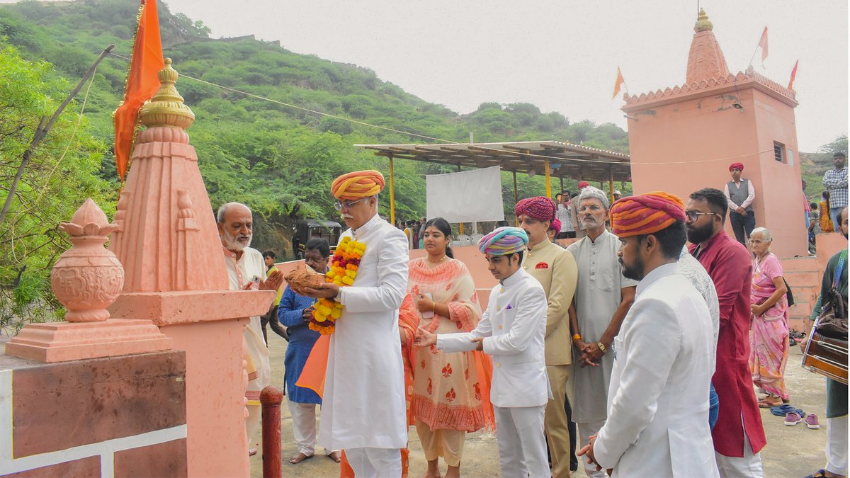Honouring tradition and community on this sacred day of Nag Panchami. A heartfelt Puja at the Bhujang Dev Temple, led by the royal family of Bhuj. Join us in celebrating devotion, culture, and unity at Smritivan Earthquake Memorial &amp; Museum. #NagPanchami #Smritivan #Bhuj